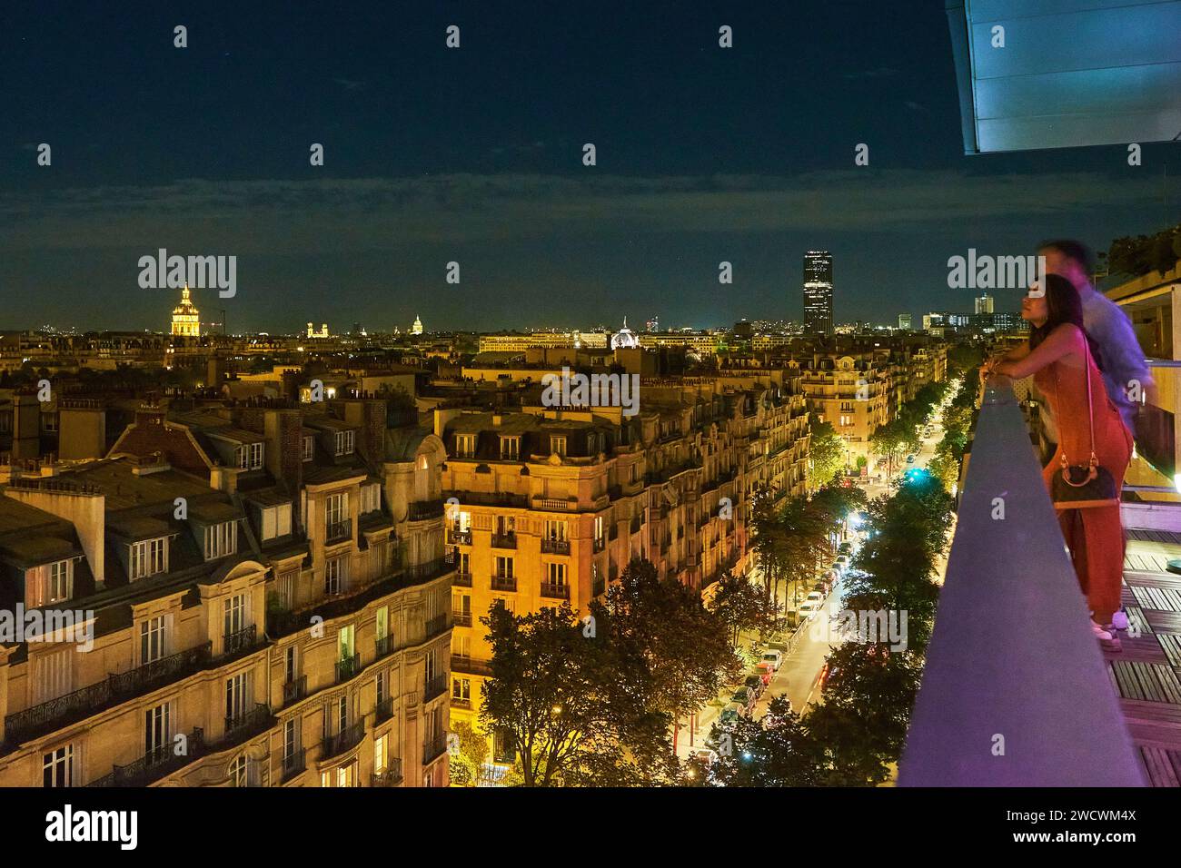 France, Paris, vue sur le dôme des Invalides et la Tour Montparnasse depuis la terrasse du 10e ciel, bar à tapas éphémère au 10e étage de l'hôtel Pullman Paris Tour Eiffel, le Rooftop Bar Banque D'Images