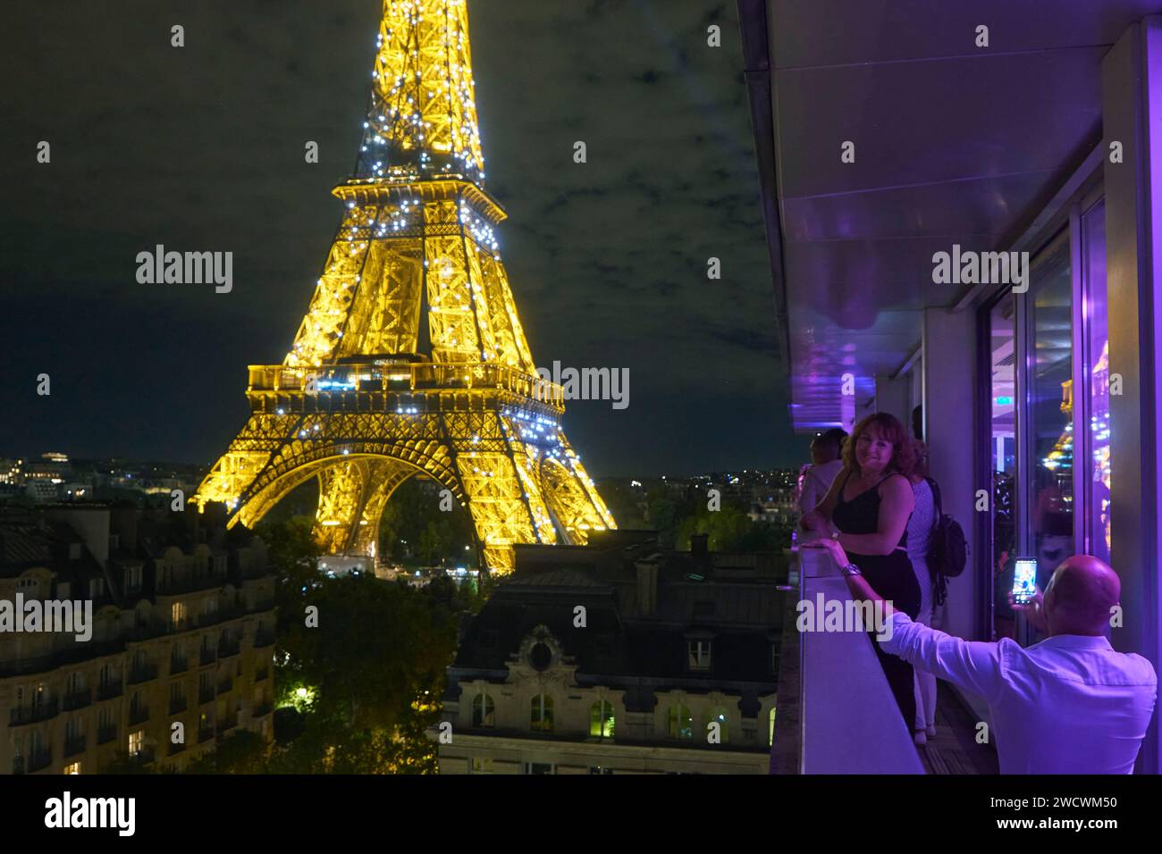France, Paris, vue sur la Tour Eiffel depuis la terrasse du 10e ciel, bar à tapas éphémère au 10e étage de l'hôtel Pullman Paris Tour Eiffel, le Rooftop Bar Banque D'Images