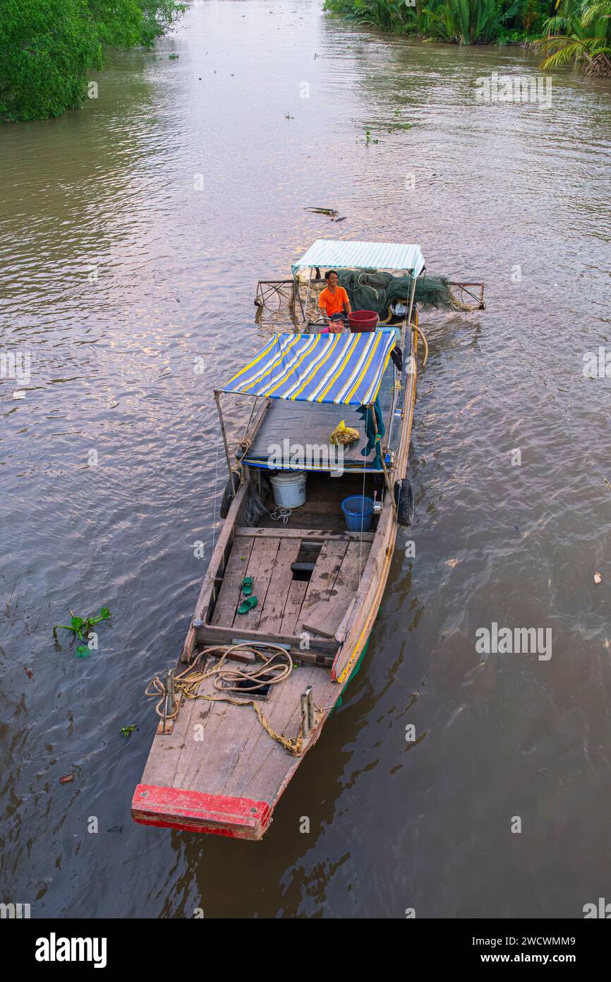Vietnam, Delta du Mékong, province de Ben Tre, pêcheur sur la rivière Ham Luong Banque D'Images