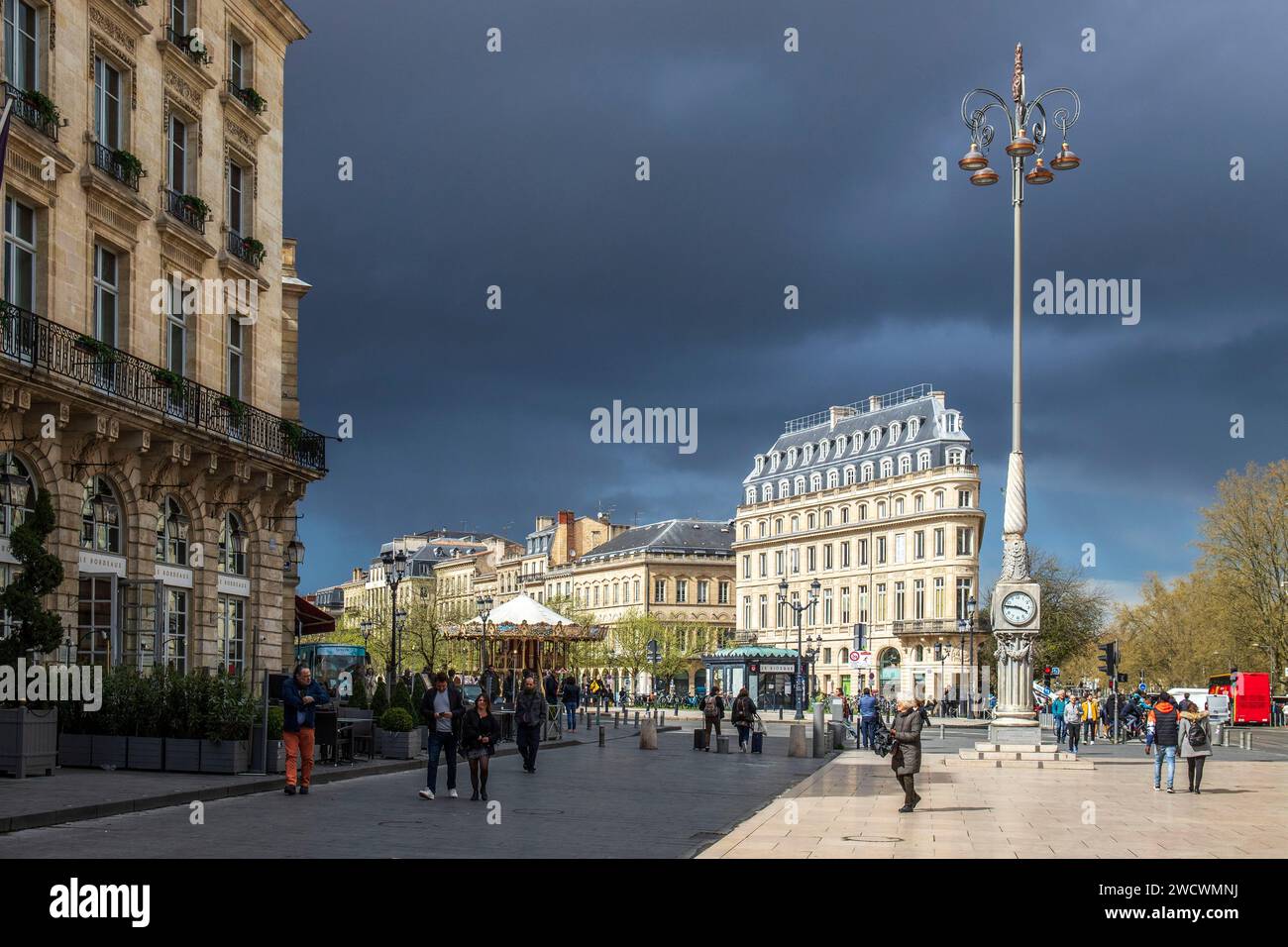 France, Gironde, Bordeaux, Patrimoine mondial de l'UNESCO, Triangle d'Or, quartier des Quinconces, place de la Comédie, façade gauche du Grand Hôtel de Bordeaux Banque D'Images