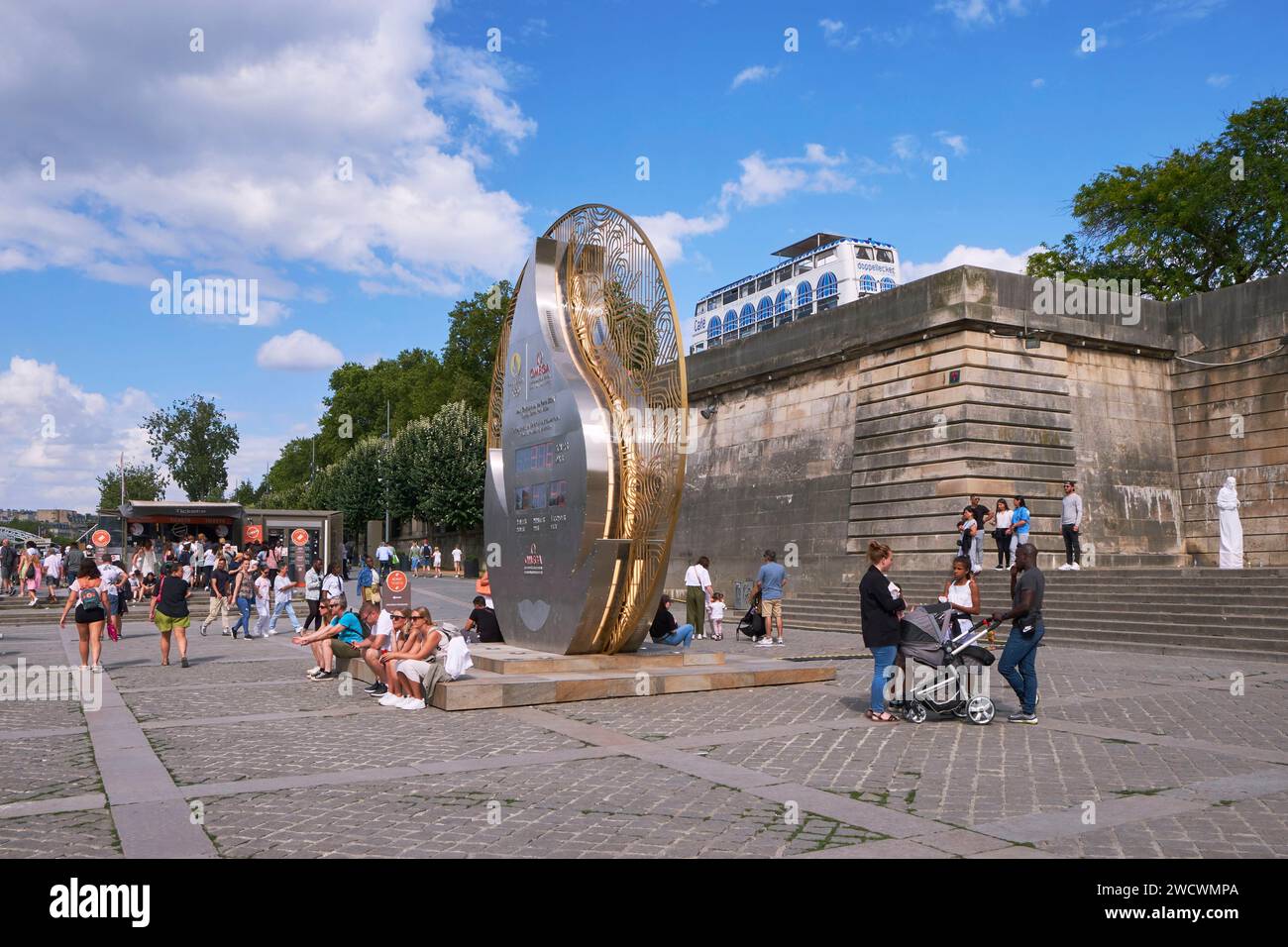 France, Paris, quartier du gros Caillou, chronométreur officiel des Jeux Olympiques de Paris 2024, compteur à rebours OMEGA au port Bourdonnais, près des piliers de la Tour Eiffel Banque D'Images