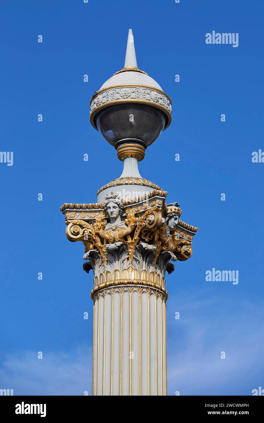 France, Paris, place de la Concorde, candélabre en forme de colonne rostrale dessinée par Jacques Ignace Hittorff Banque D'Images
