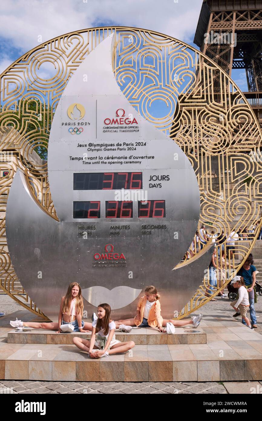 France, Paris, quartier du gros Caillou, chronométreur officiel des Jeux Olympiques de Paris 2024, compteur à rebours OMEGA au port Bourdonnais, près des piliers de la Tour Eiffel Banque D'Images