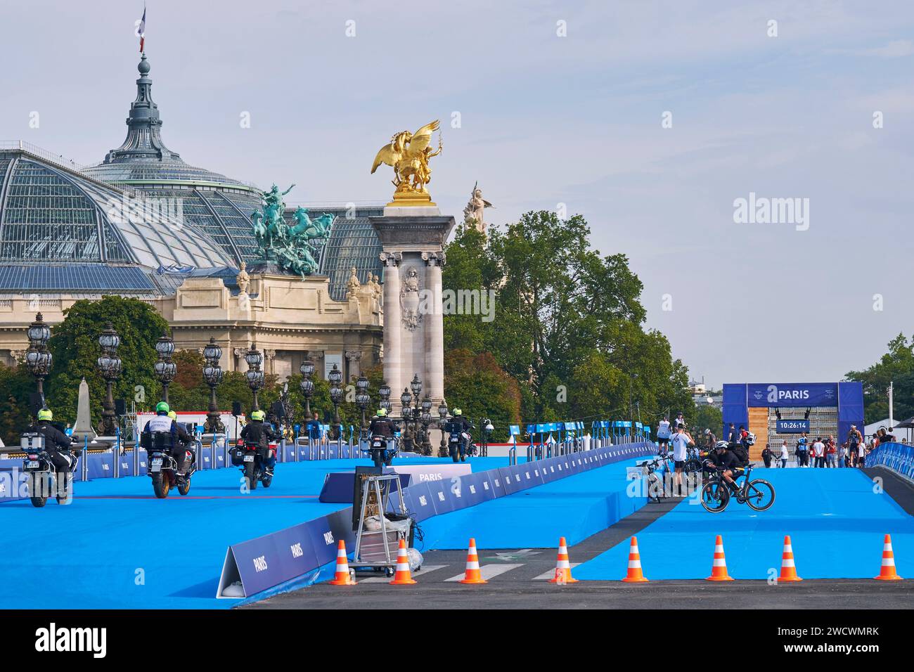 France, Paris, le pont Alexandre-III pendant le Triathlon mondial servant de test avant les Jeux Olympiques de Paris 2024 Banque D'Images