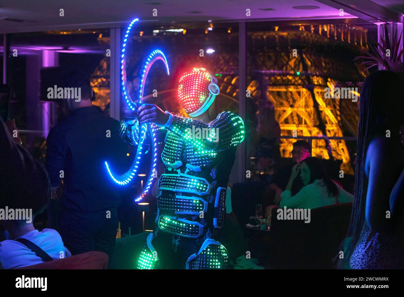 France, Paris, le 10e ciel, bar à tapas éphémère au 10e étage de l'hôtel Pullman Paris Tour Eiffel, le Rooftop Bar Banque D'Images