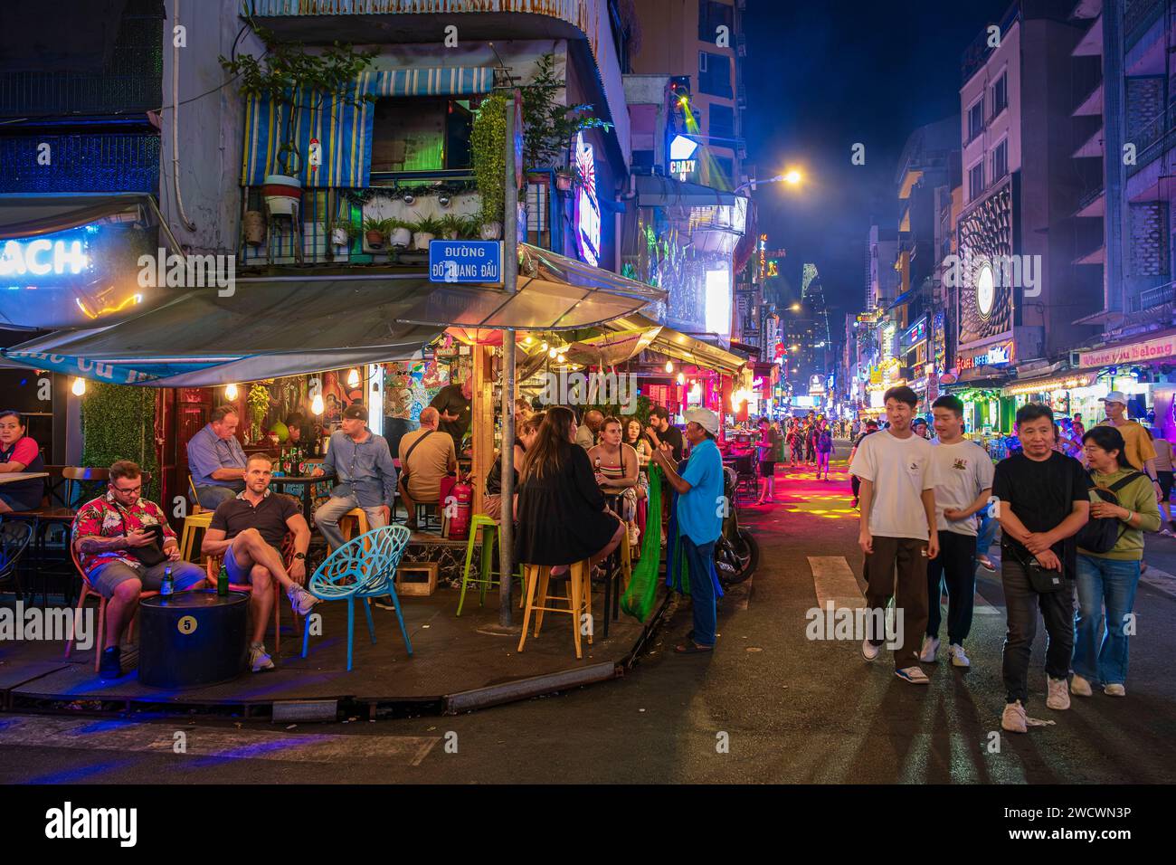Vietnam, Ho Chi Minh ville (Saigon), District 1, Pham Ngu Lao, rue animée et touristique Bui Vien Banque D'Images