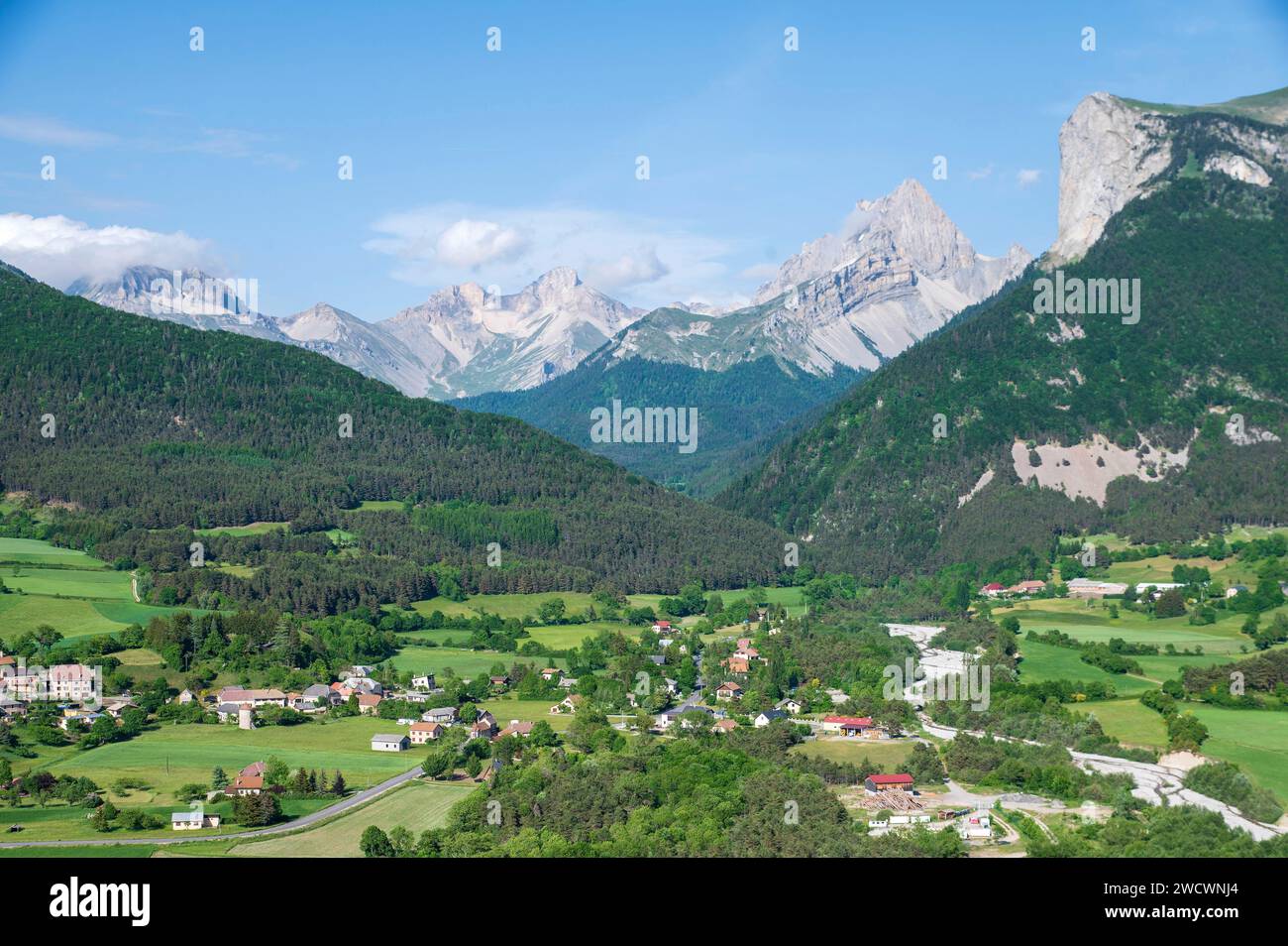 France, Drôme, lus la Croix haute, massif du Dévoluy, rivière Bueche dans la vallée de Jarjatte et petit et Grand Chamousset (1930m) Banque D'Images