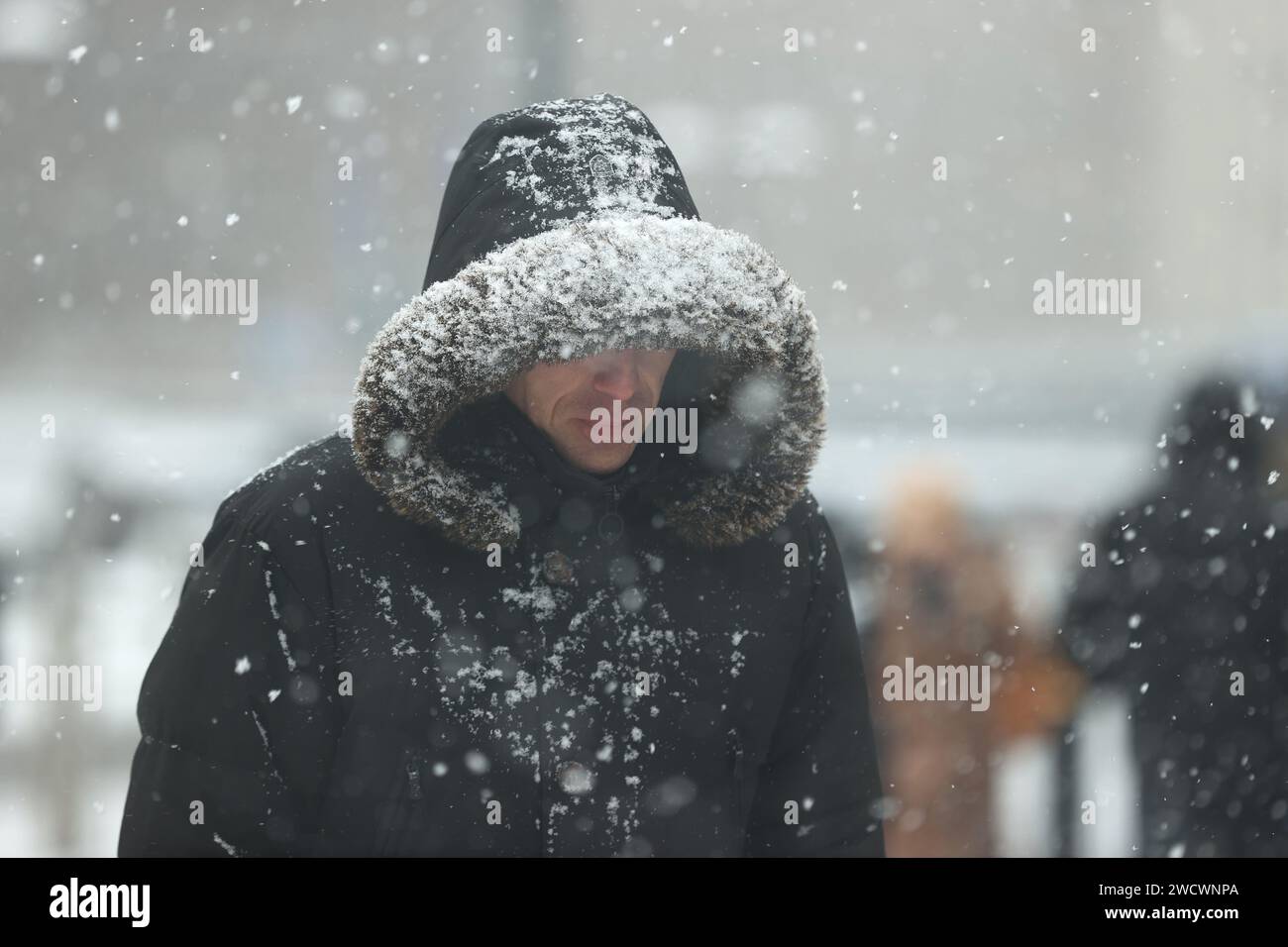 Bruxelles, Belgique. 17 janvier 2024. Les gens marchent dans la neige à Bruxelles, Belgique, le 17 janvier 2024. Crédit : Zhao Dingzhe/Xinhua/Alamy Live News Banque D'Images