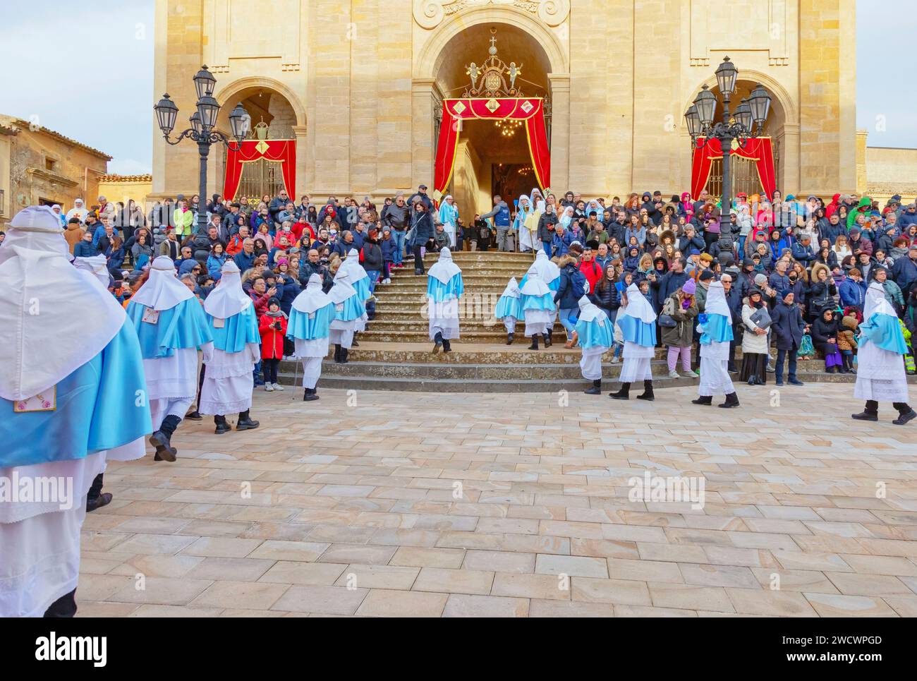 Italie, Sicile, Enna, procession du Vendredi Saint entrant dans la cathédrale Banque D'Images