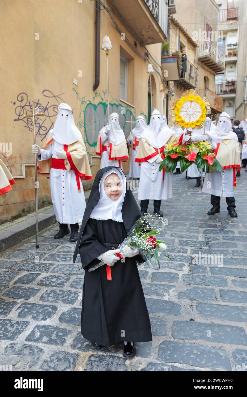 Italie, Sicile, Enna, Une petite fille habillée en nonne mène la procession du Vendredi Saint Banque D'Images