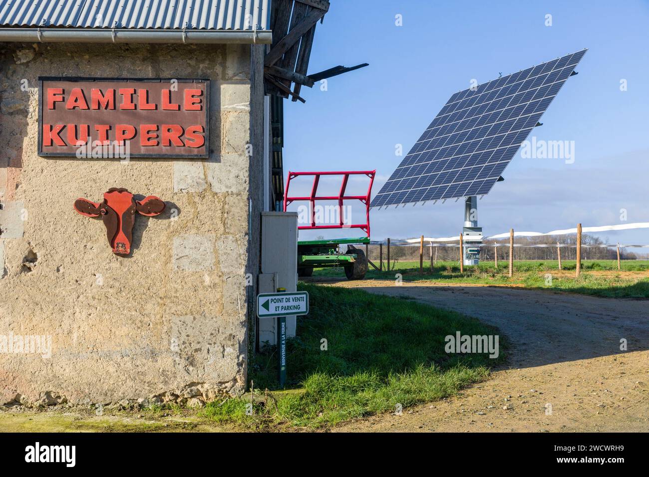 France, Indre et Loire, Sonzay, ferme Gautraie, la famille Kuipers, originaire des pays-Bas, installé à Sonzay en 1993. Ils y élèvent des vaches laitières et transforment une partie du lait en crème glacée Gouda au beurre et au lait cru, les trackers solaires suivent la courbe du soleil et contribuent à réduire la facture énergétique de la ferme Banque D'Images