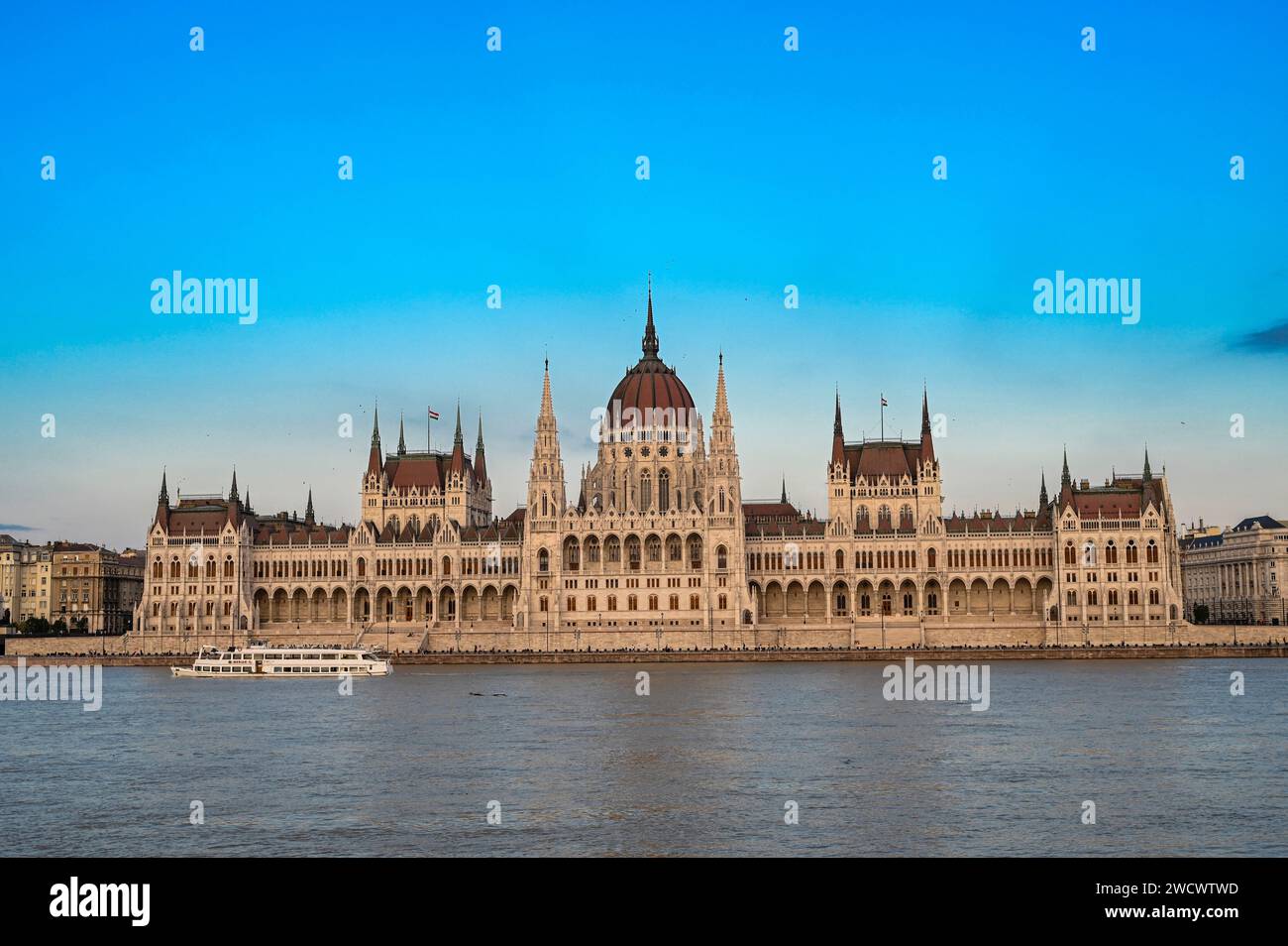 Hongrie, Budapest, sur le vélo Euro 6, le Danube et la façade ouest du Palais du Parlement Banque D'Images