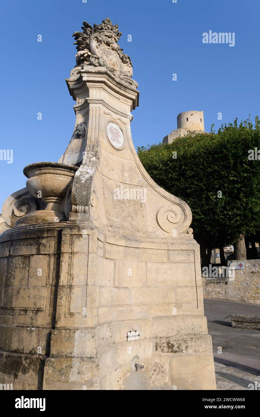 Région Ile de France, Val d'Oise eprtment, donjon de la fontaine classée sur la place du village Banque D'Images