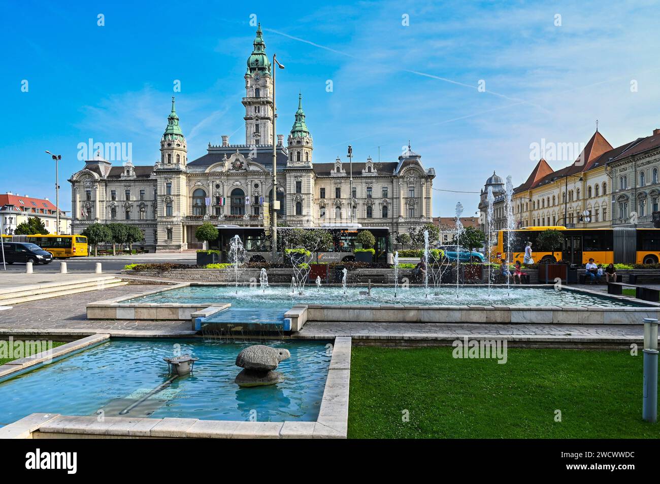 Hongrie, Euro Velo 6,, Gyor, la fontaine musicale et la mairie Banque D'Images