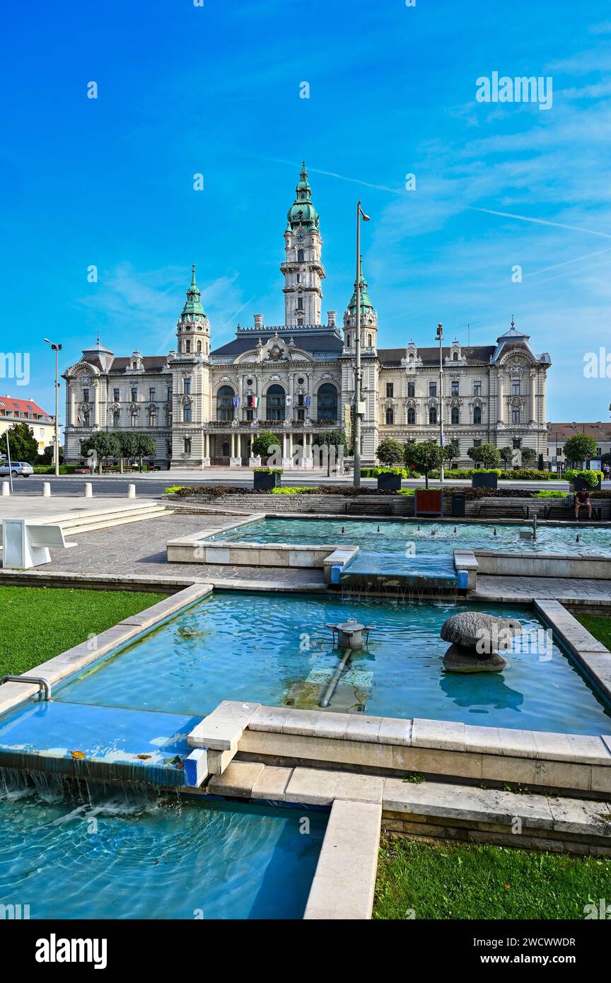 Hongrie, Euro Velo 6,, Gyor, la fontaine musicale et la mairie Banque D'Images