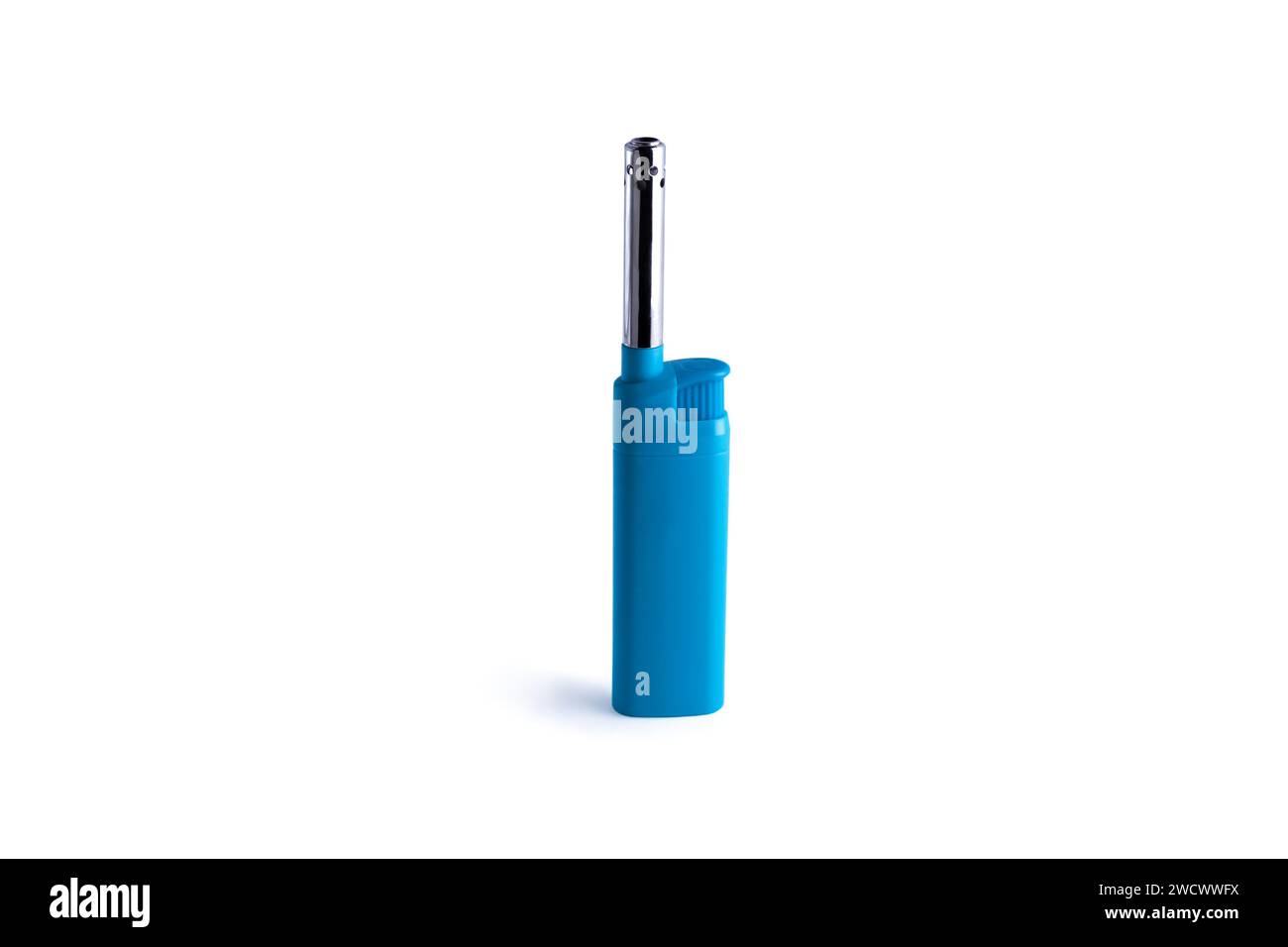 Briquet à gaz pour le poêle, bleu. Gros plan. Isolé sur fond blanc. Banque D'Images