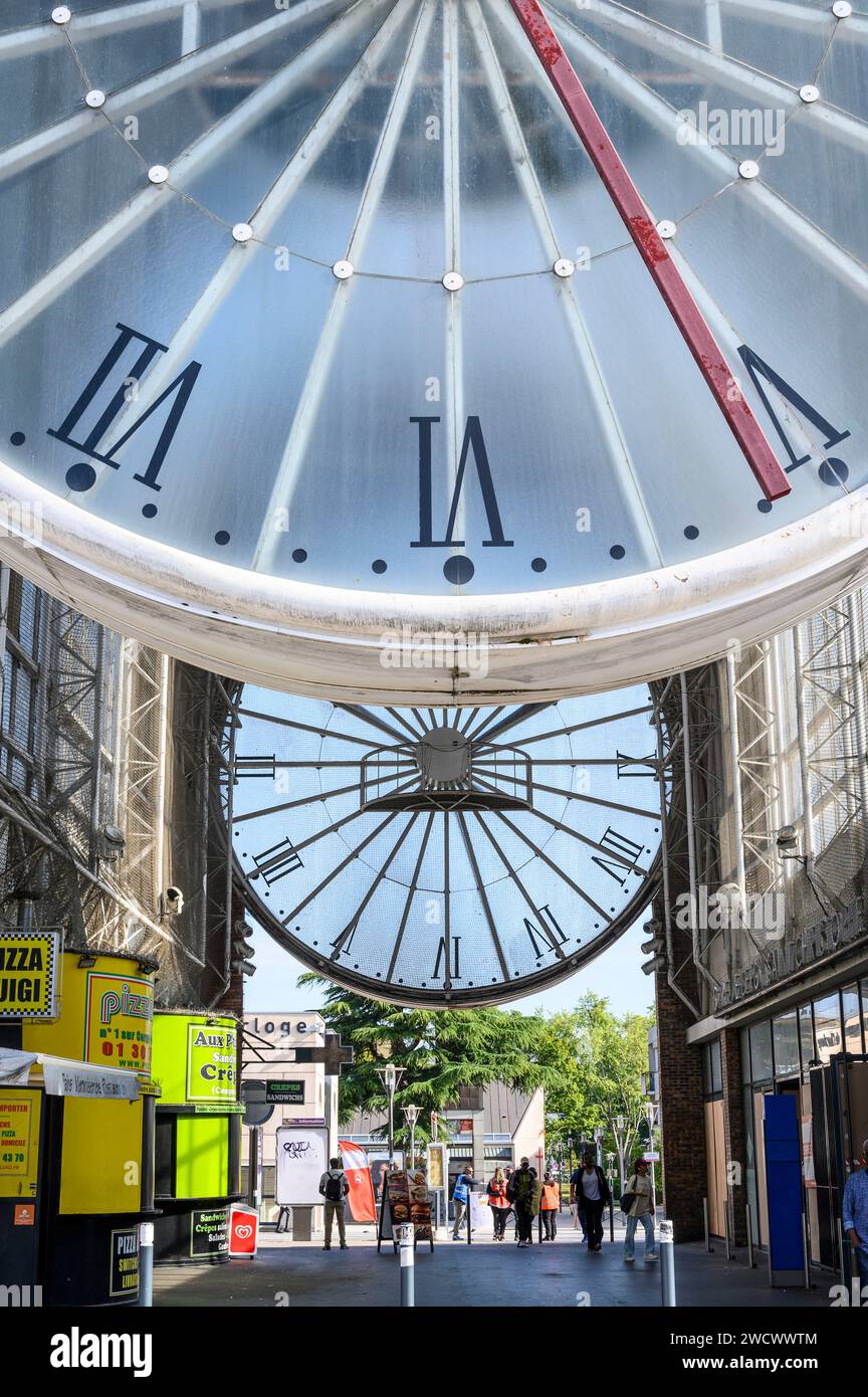 France, Val d'Oise, ville de Cergy, horloge à la gare de Saint-Christope (la plus grande d'Europe) Banque D'Images