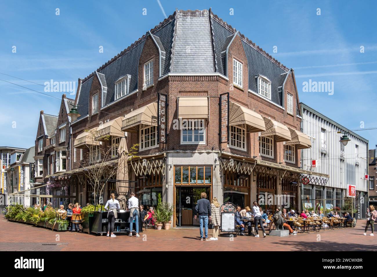 Les gens se détendent sur la terrasse extérieure du trottoir dans le centre-ville de Hilversum, Noord-Holland, pays-Bas Banque D'Images