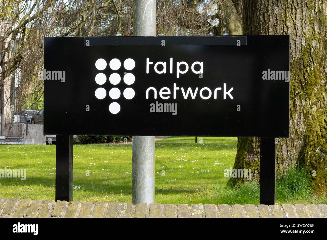 Enseigne avec le nom de la société et le logo de la société de médias Talpa Network à Hilversum, pays-Bas Banque D'Images