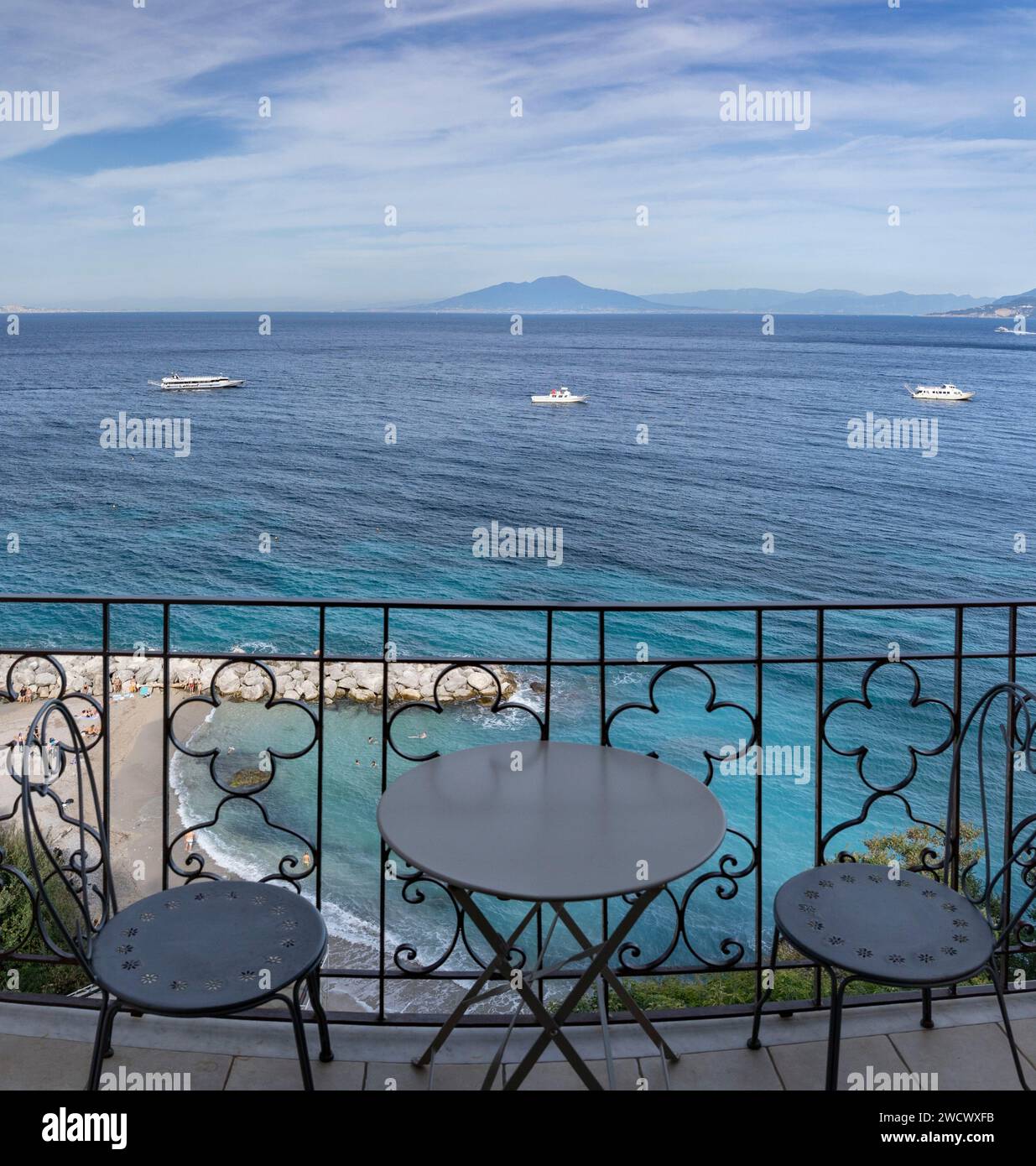 Italie, Campanie, baie de Naples, île de Capri, vue depuis une chambre d'hôtel, Vésuve en arrière-plan Banque D'Images