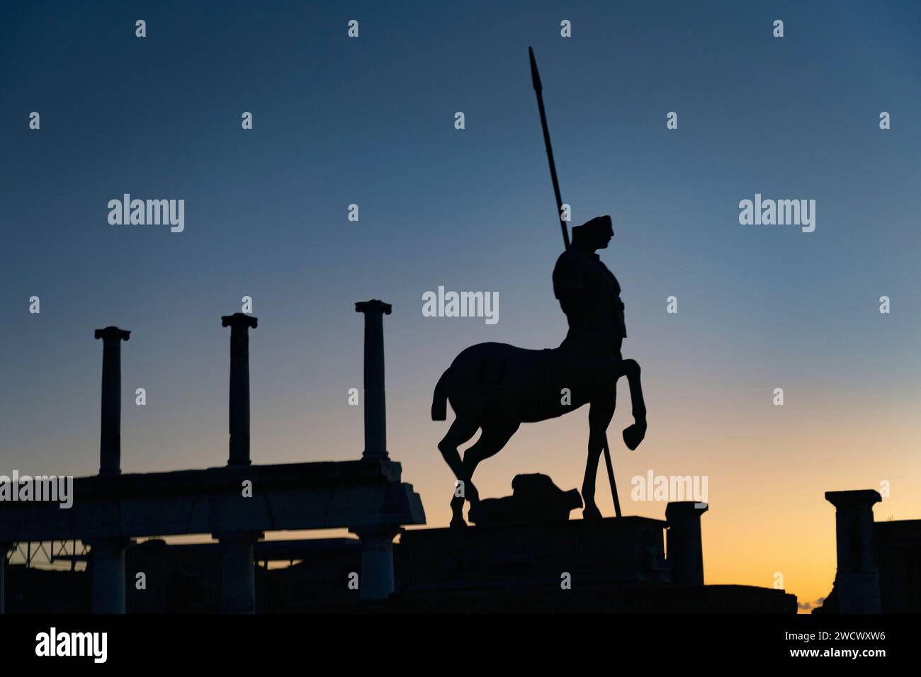 Italie, Campanie, la baie de Naples, Pompéi, le centaure sur le forum, sculptures modernes du sculpteur polonais Igor Mitoraj Banque D'Images