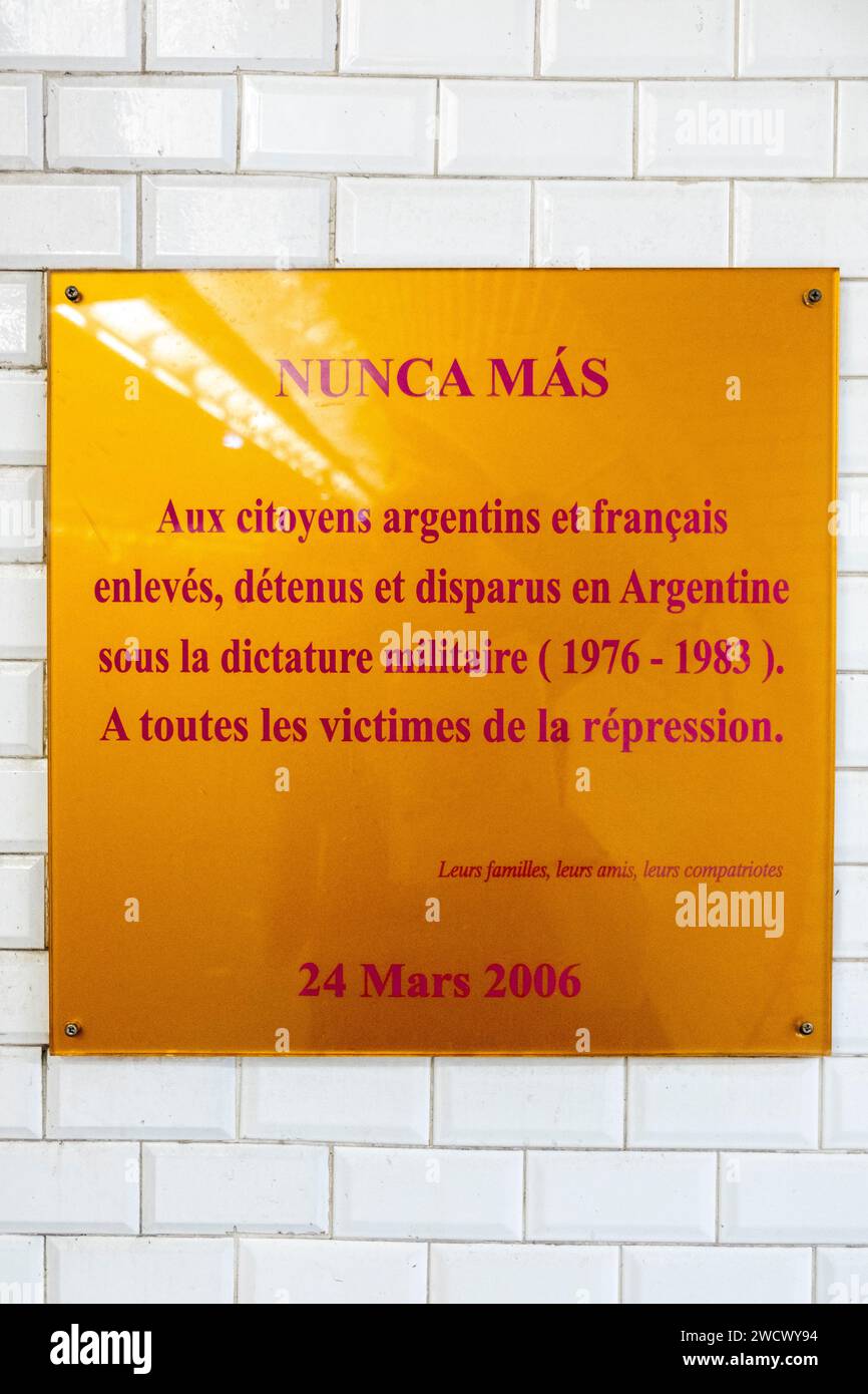 France, Paris, station de métro Argentine, plaque commémorative Nunca más (plus jamais) en hommage aux citoyens argentins et français enlevés, détenus et disparus en Argentine sous la dictature militaire (1976-1983) Banque D'Images