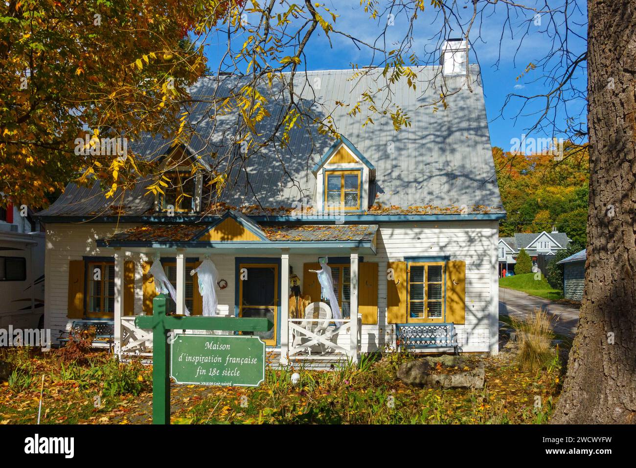 Canada, province de Québec, chemin du Roy, région de Québec, le circuit patrimonial du Vieux-chemin à Cap-Santé en automne dans les décorations d'Halloween Banque D'Images