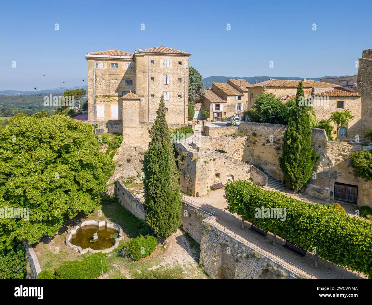 France, Vaucluse, Parc naturel régional du Luberon, Lauris, château du 18e siècle, terrasses du château, salles de l'Esplanade et des Arcades (vue aérienne) Banque D'Images