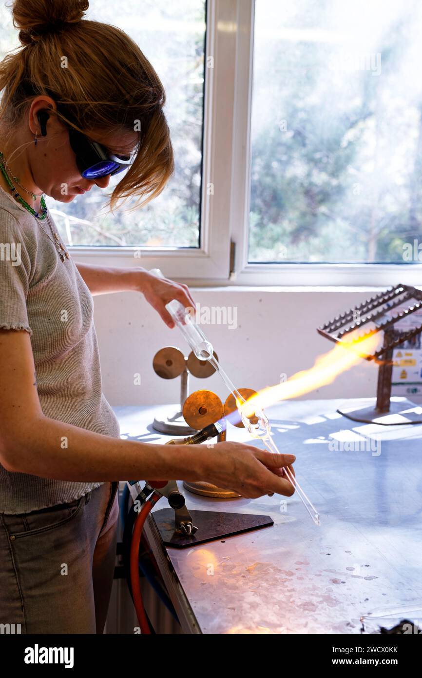 France, Meurthe et Moselle, vannes le Chatel, le Centre européen de recherche et de formation aux Arts du verre (CERFAV), le seul centre français proposant toutes les spécialités du verre au même endroit, les « gestes verriers sont classés au patrimoine mondial de l’UNESCO, apprentis travaillant le verre au chalumeau Banque D'Images