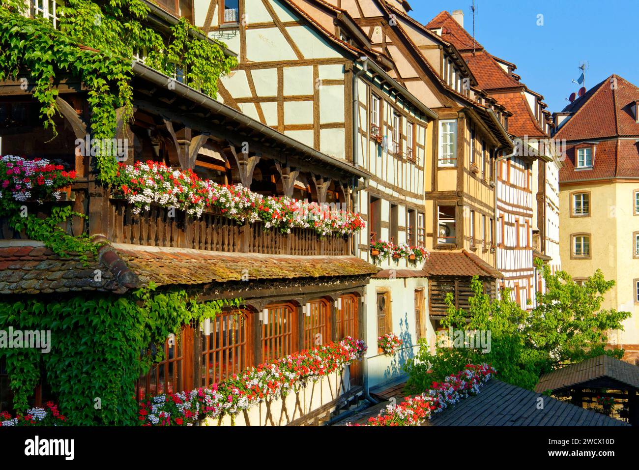 La France, Bas Rhin, Strasbourg, vieille ville classée au Patrimoine Mondial de l'UNESCO, le quartier de la Petite France avec l'ua Pont Saint Martin restaurant Banque D'Images