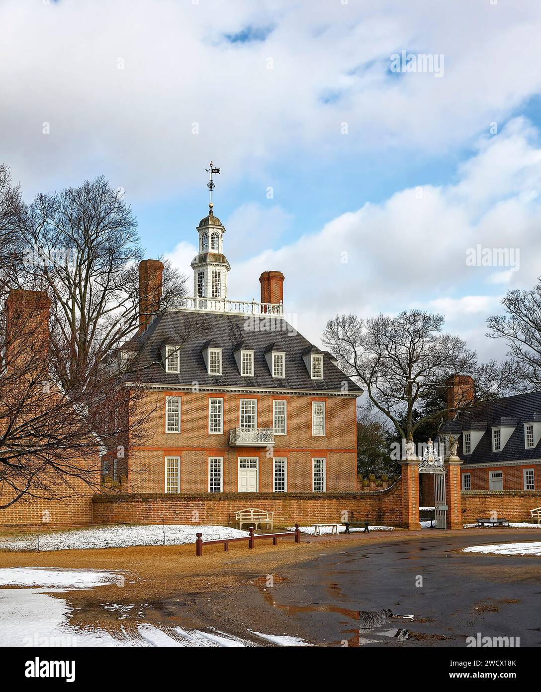 Palais du Gouverneur, 1706, site historique, neige, bâtiment en briques, colonial, muret bas, architecture symétrique, reconstruction du renouveau colonial, 1934, ste Banque D'Images