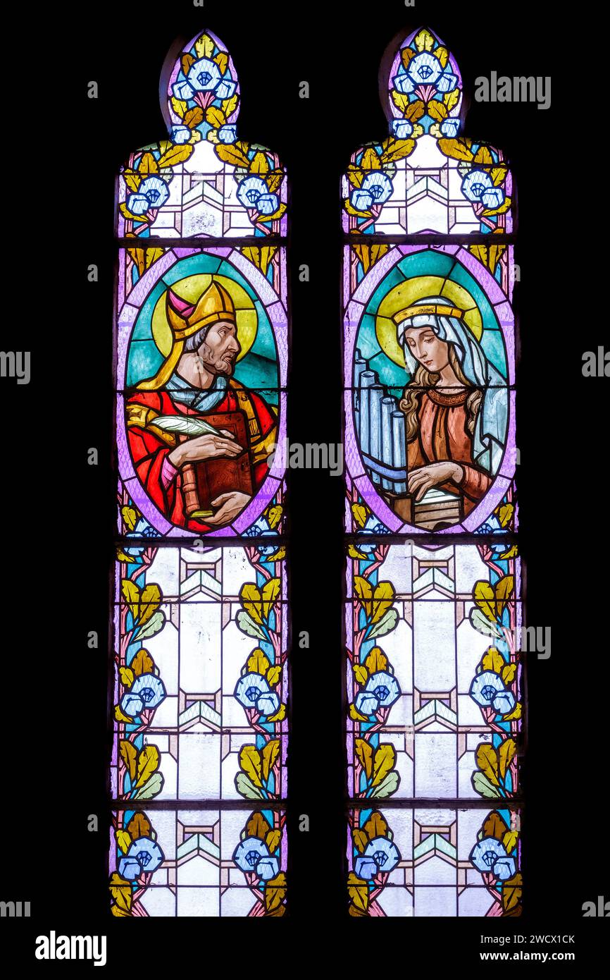 France, Meurthe et Moselle, Limey Remenauville, église de la Nativité de la Vierge reconstruite en 1925 après sa destruction pendant la première Guerre mondiale (1914), vitrail de style Art Déco réalisé par le maître verrier Nancy Jacques Gruber en 1924 représentant à gauche Saint Albert le Grand, a droite Saint Cecile Banque D'Images