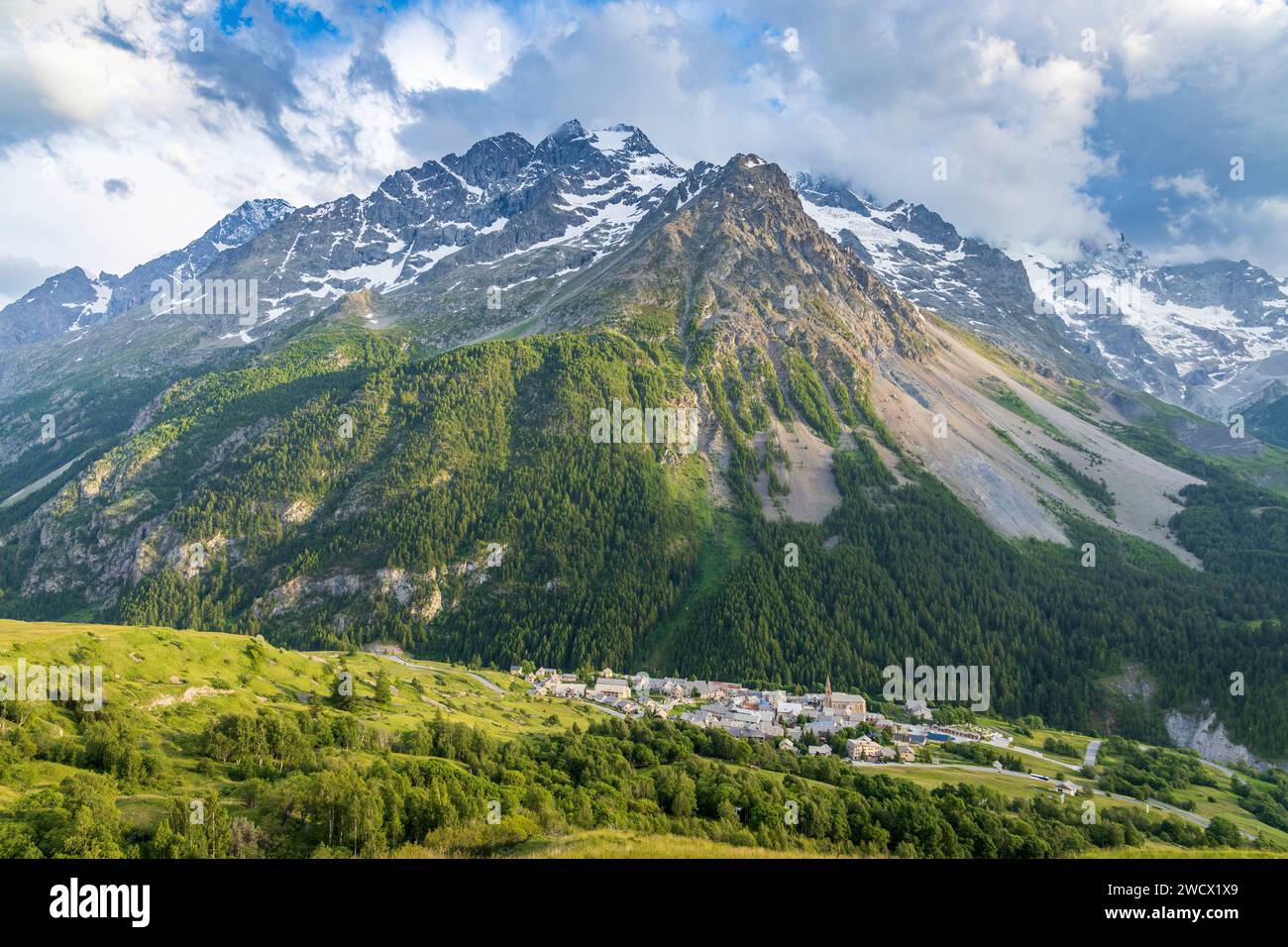 France, Hautes-Alpes, Villar-d'Arêne, haute vallée de la Romanche, la Meige domine le village de ses 3983 M. Banque D'Images