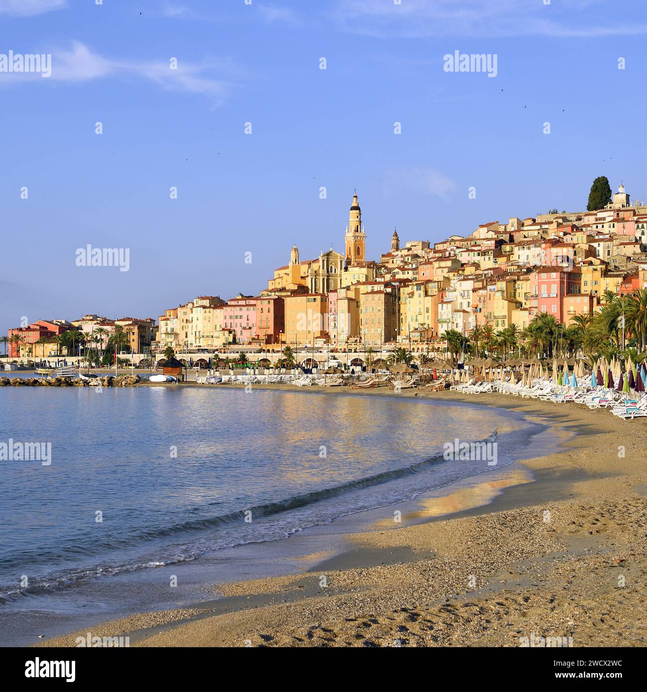 France, Alpes Maritimes, Côte d'Azur, Menton, la plage et la vieille ville dominée par la basilique Saint Michel Archange Banque D'Images