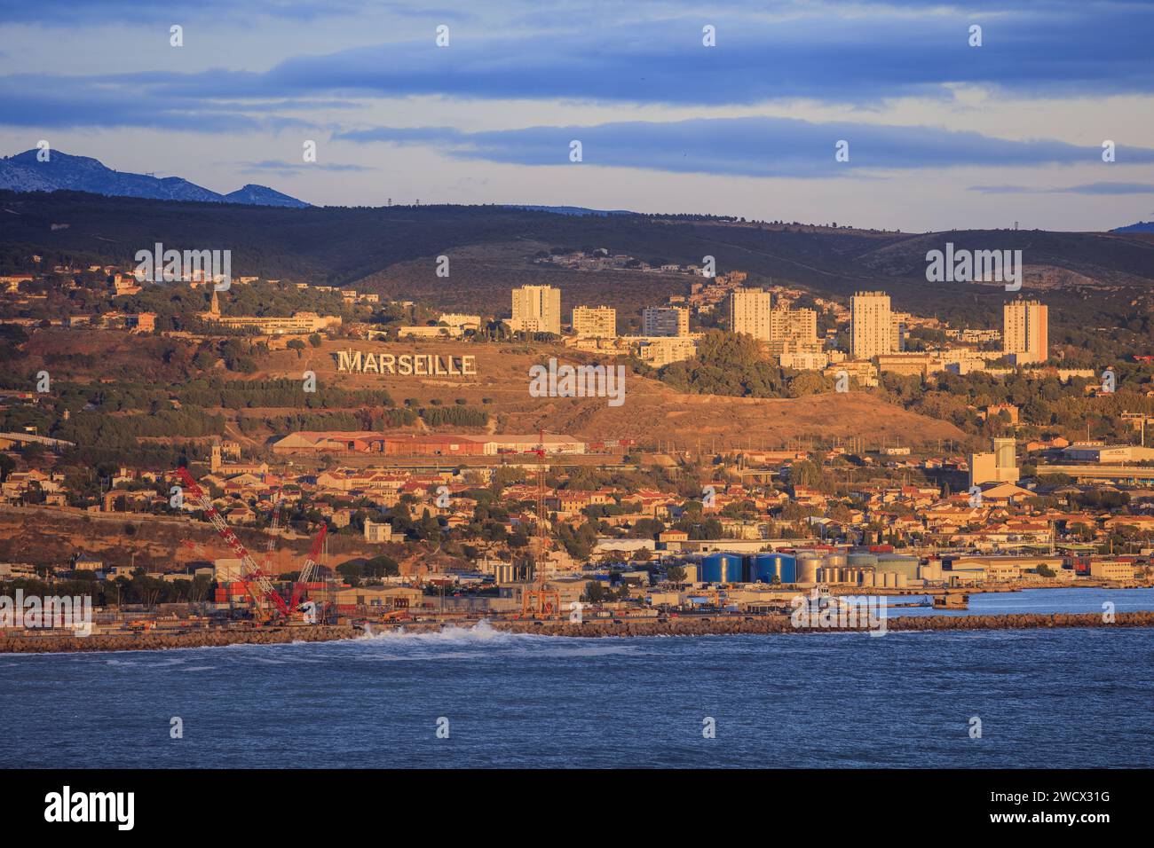 France, Bouches du Rhone, Marseille, 15e arrondissement, Saint Andre district, lettres géantes MARSEILLE, quartier de la Viste en arrière-plan, vue depuis le Rove sur la Côte Bleue Banque D'Images