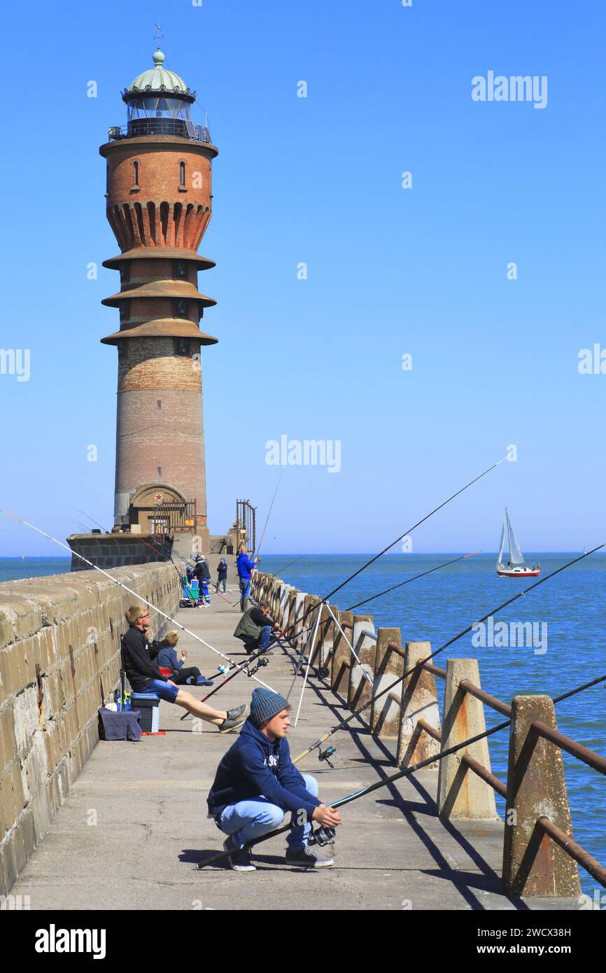 France, Nord, Dunkerque, jetée ouest du port avec ses pêcheurs et feu de Saint-Pol (1937) de l'architecte Gustave Umbdenstock Banque D'Images