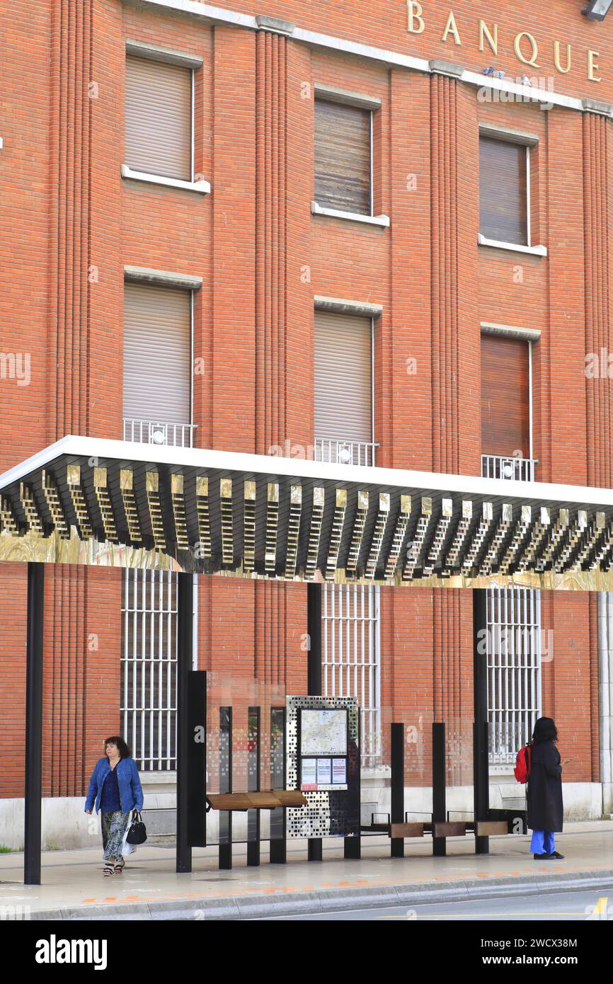 France, Nord, Dunkerque, place Jean-Bart, arrêt de bus devant l'ancien bâtiment en brique de la Banque de France (1858) conçu par l'architecte Gabriel Cretin Banque D'Images