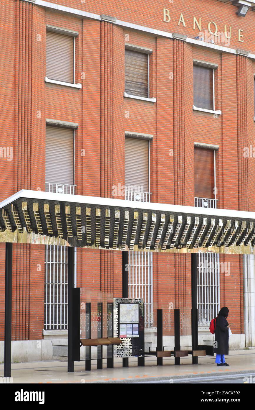 France, Nord, Dunkerque, place Jean-Bart, arrêt de bus devant l'ancien bâtiment en brique de la Banque de France (1858) conçu par l'architecte Gabriel Cretin Banque D'Images