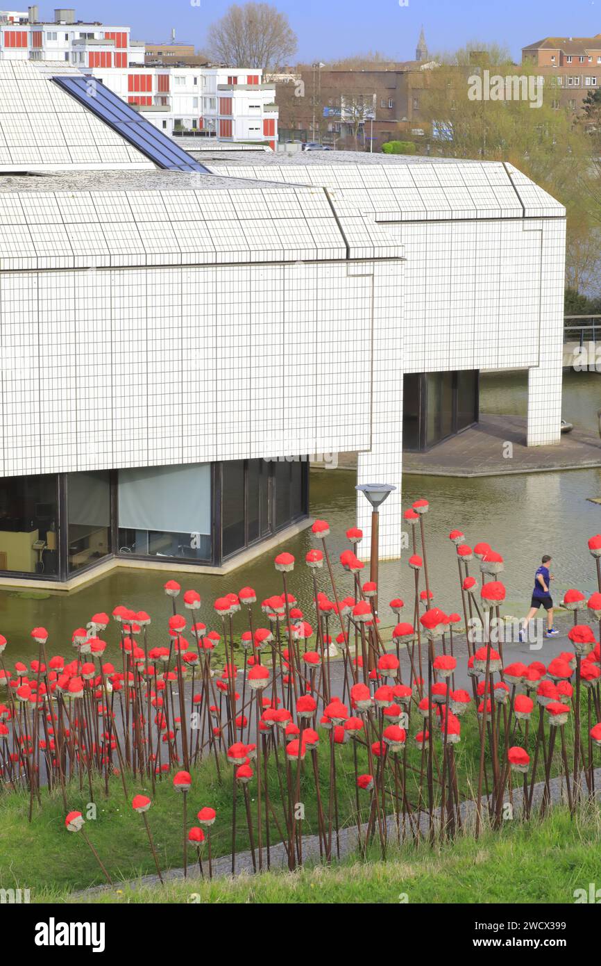 France, Nord, Dunkerque, jardin de sculptures du LAAC (lieu d'Art et action contemporaine), musée conçu par l'architecte Jean Willerval et inauguré en 1979 avec une œuvre extérieure représentant des coquelicots en béton et ferraille par les artistes locaux Steve Abraham et Nicolas Messager Banque D'Images