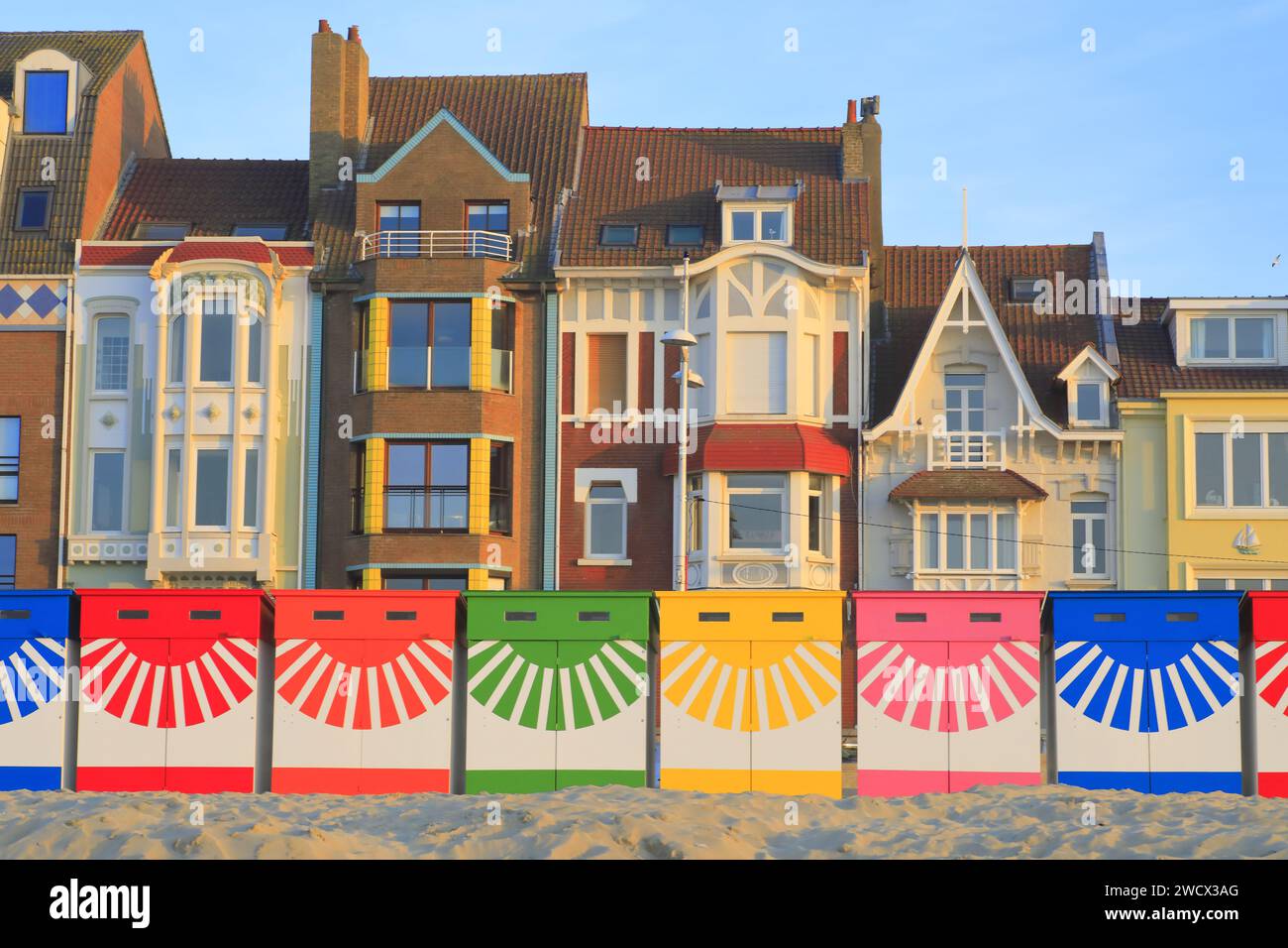 France, Nord, Dunkerque, Malo-les-bains, cabanes de plage et front de mer avec villas du début du 20e siècle Banque D'Images