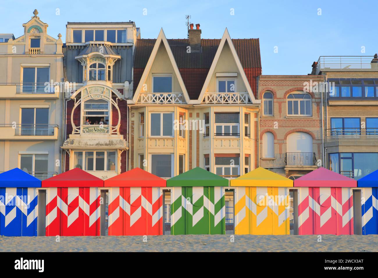 France, Nord, Dunkerque, Malo-les-bains, cabanes de plage et front de mer avec villas du début du 20e siècle Banque D'Images