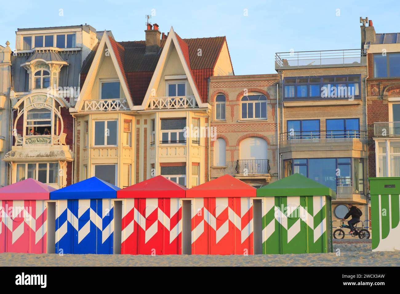 France, Nord, Dunkerque, Malo-les-bains, cabanes de plage, vélo sur le front de mer avec villas du début du 20e siècle Banque D'Images