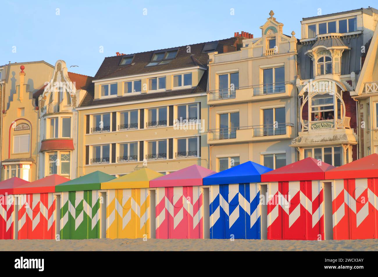France, Nord, Dunkerque, Malo-les-bains, cabanes de plage et front de mer avec villas du début du 20e siècle Banque D'Images