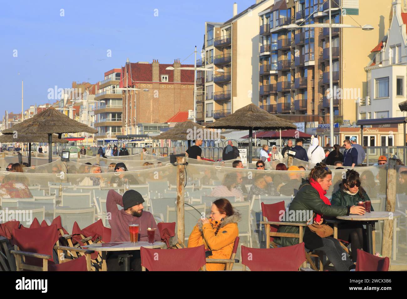 France, Nord, Dunkerque, Malo-les-bains, terrasses en bord de mer Banque D'Images