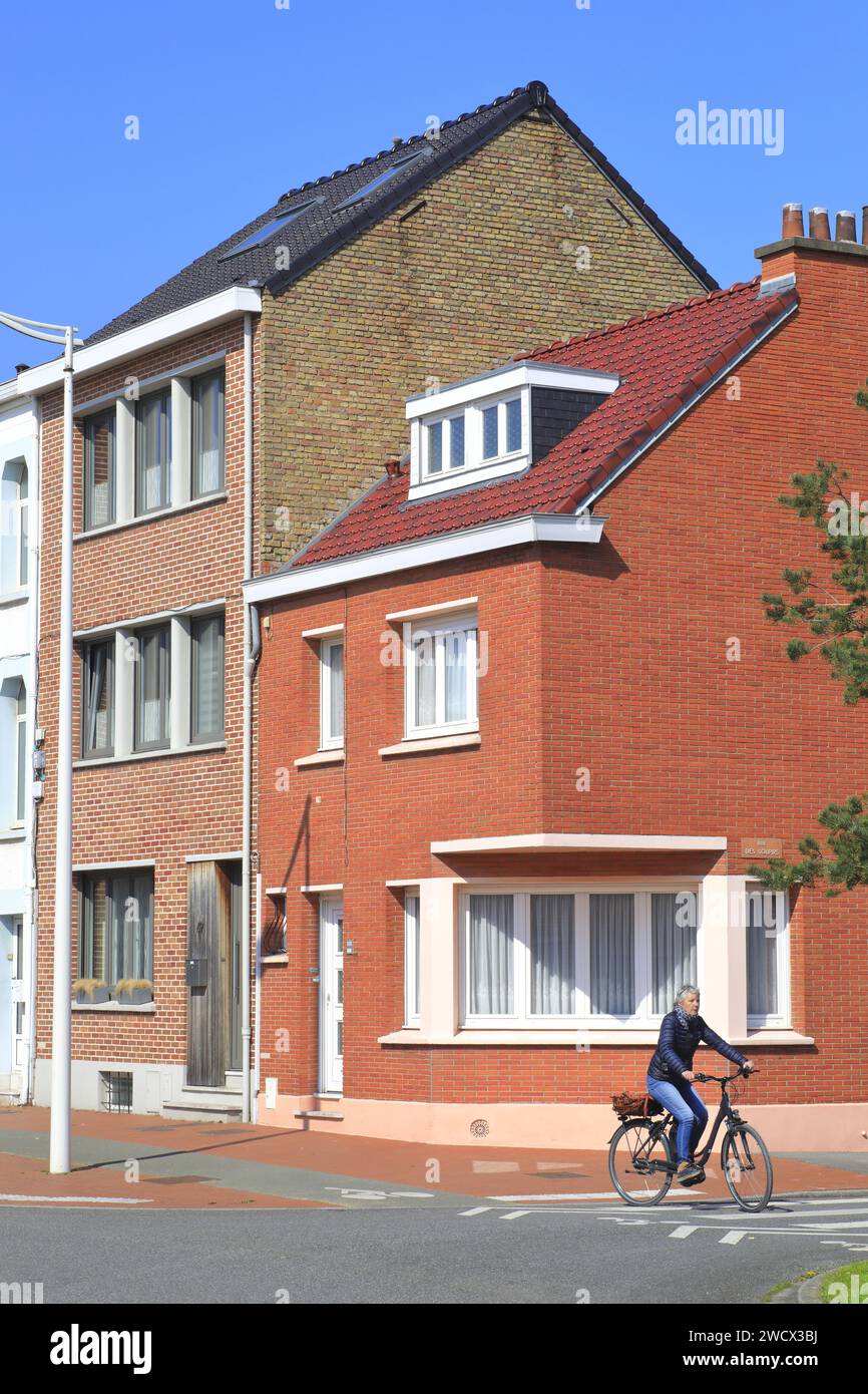 France, Nord, Dunkerque, Malo-les-bains, avenue du large, cycliste Banque D'Images