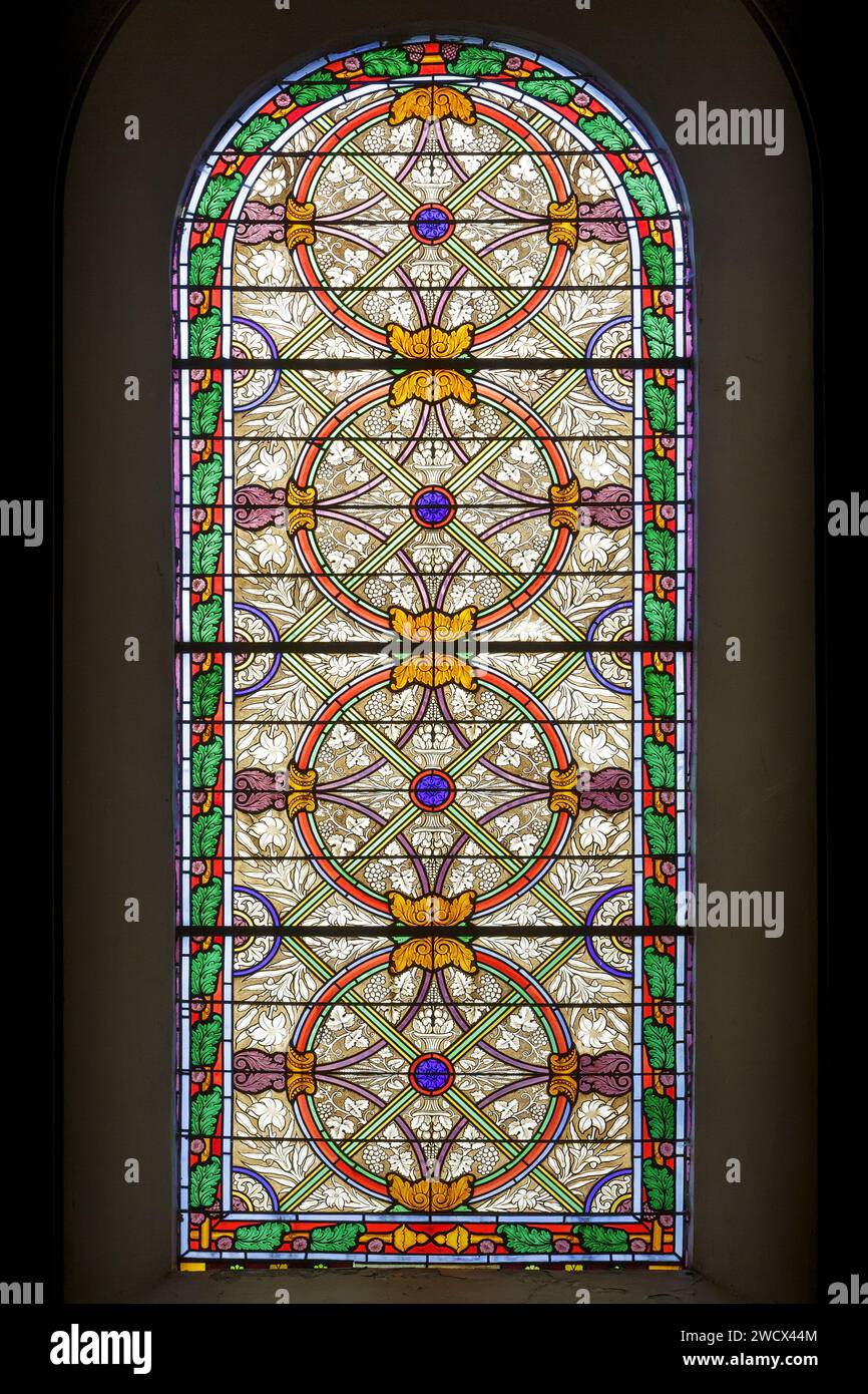 France, Meurthe et Moselle, Xirocourt, église de la Nativité de la Vierge, vitrail représentant des motifs géométriques Banque D'Images