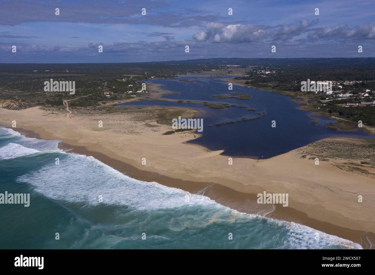 Portugal, Alentejo, Melides, lagune Melides s'arrêtant devant une longue plage de sable fin au bord de l'océan Atlantique (vue aérienne) Banque D'Images