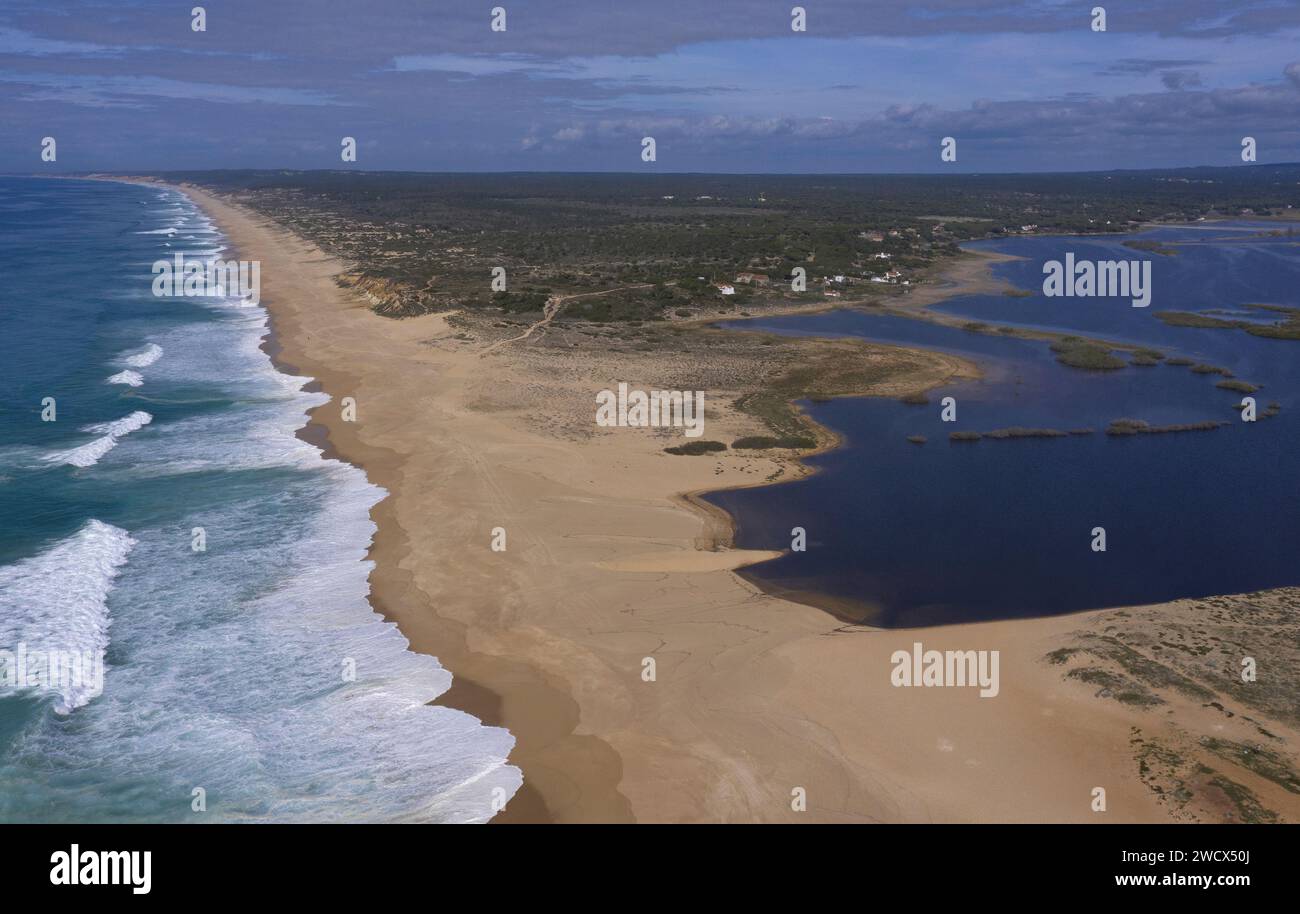 Portugal, Alentejo, Melides, lagune Melides s'arrêtant devant une longue plage de sable fin au bord de l'océan Atlantique (vue aérienne) Banque D'Images