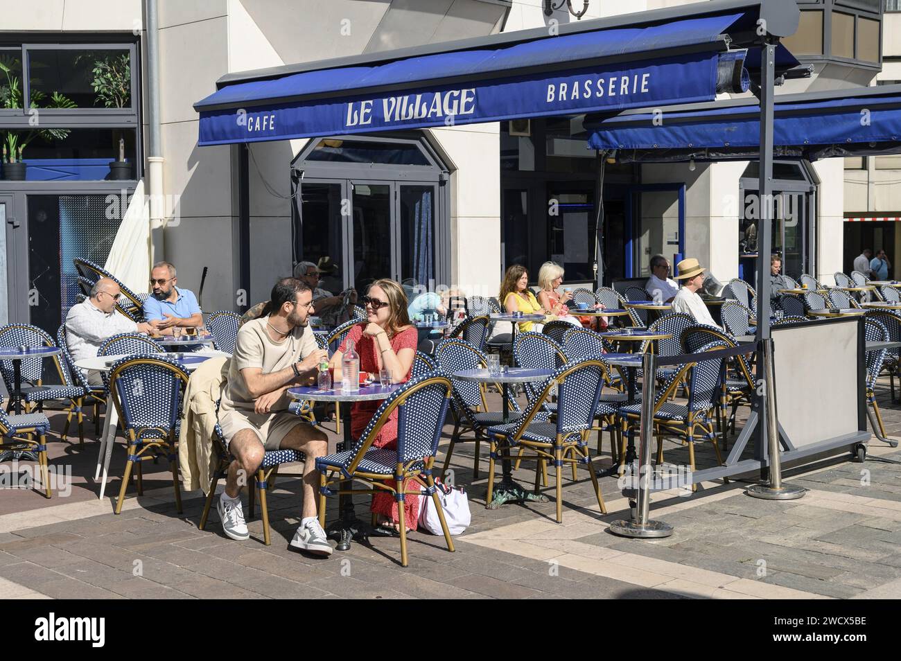France, Val d'Oise, Enghien-les-bains, quartier commerçant rue Robert Shuman, terrasse du bar le Village Banque D'Images