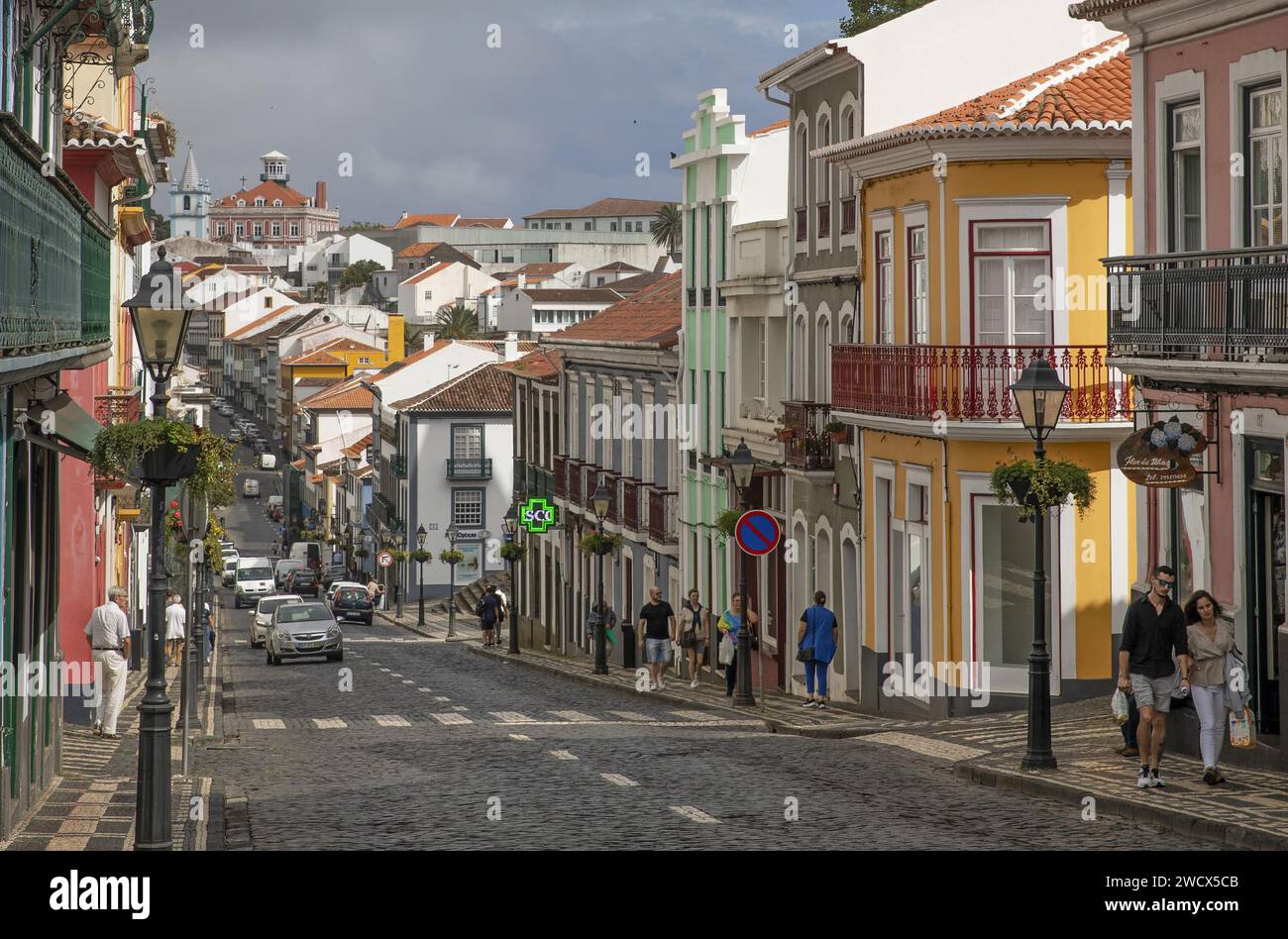 Portugal, archipel des Açores, île de Terceira, Angra do Heroismo, Rua da se, rue principale du centre historique avec ses maisons coloniales colorées et ses trottoirs aux pavés noirs et blancs Banque D'Images
